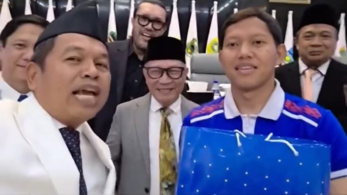 Dari Tabungan dan Jual Sapi, Kang Dedi Serahkan Bo