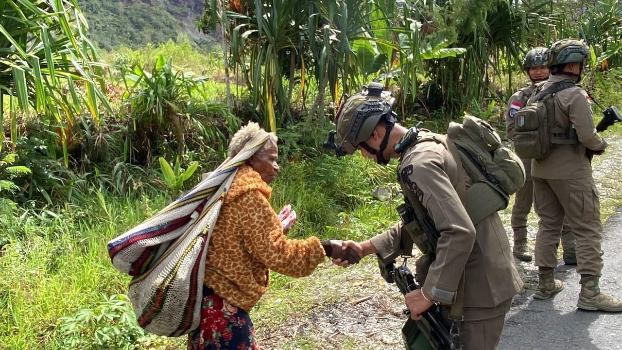 Warga Disapa, Anak-Anak Diajak Ceria: Patroli Humanis Satgas Damai Cartenz di Muara